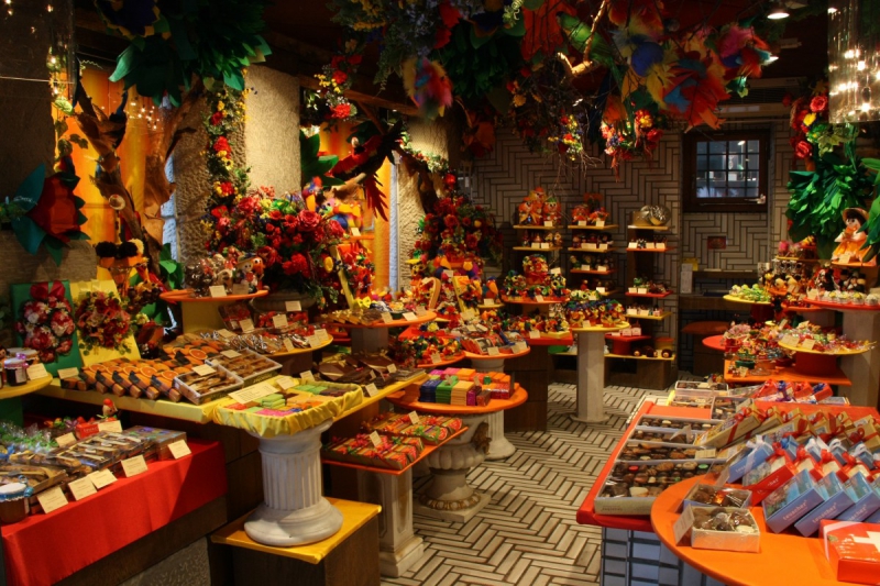 vitrine-LE CASTELLET-min_candy_store_chocolate_shop_chocolate_switzerland-393515