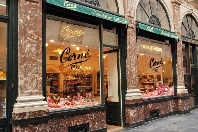 vitrine-LE CASTELLET-min_chocolate_chocolaterie_shop_luxury_chic_gallery_brussels_belgium-558146