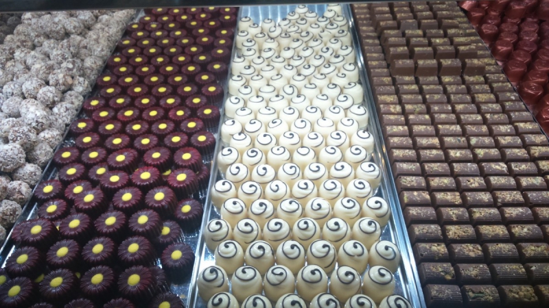 vitrine-LE CASTELLET-min_chocolates_milk_chocolate_white_chocolate_truffles_candy_food_treat_cacao-1213769